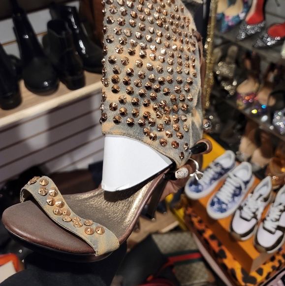 Shoes - Picture 5 of 7